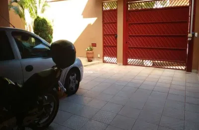 Casa sobrado, 3 quartos, sendo 1 suite, ar condicionado, jardim, quintal, portão eletrônico, garagem coberta, 2 vagas