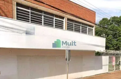 Imóvel comercial localizado em av de grande movimento com 925m² de área construída e 400m² de terreno ao lado para estacionamento.