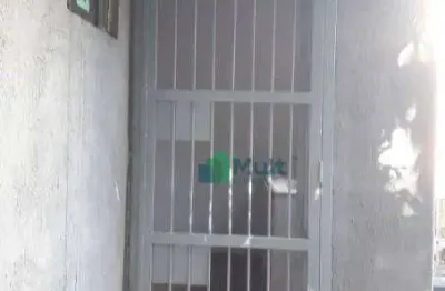 Casa térrea localizada em uma travessa familiar em ótima localização na av caramuru.