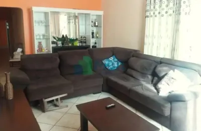 Casa térrea em excelente localização no Bairro Vila Tibério, terreno de 282,10m² e 248,m² de área construída. - CA1668