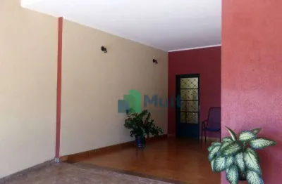 Casa térrea em ótima localização no bairro pq. dos bandeirantes com terreno de 208m² e 178,95m² de construção.
