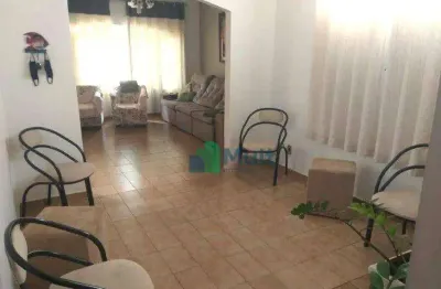 Casa térrea em ótima localização no bairro jardim castelo branco com 200 m² de área total e 158,12 m² de área construída.
