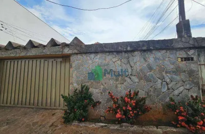 Casa térrea localizada no bairro campos elísios com terreno de 484m² e 174,45m² de construção.