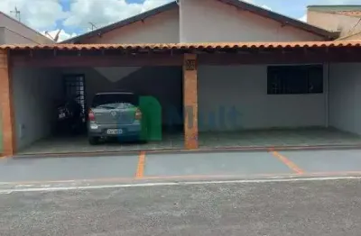 Casa para venda em condomínio fechado, no Jardim Florestan Fernandes com 200 m² de terreno e 90 m² de área construída. - CA1814