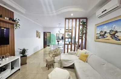 Linda Casa Localizada no Bairro Jardim Antártica com terreno de 270m² e 175,65 m² de construção, 3... - CA1602