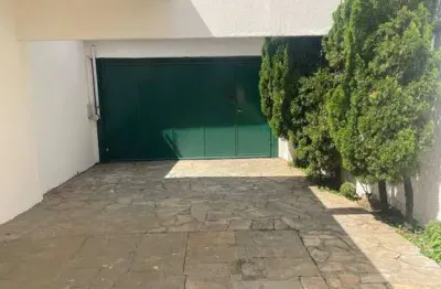 Casa Próxima do Metrô Campo Belo   03 quartos 01 suíte 02 vagas 7.000,00