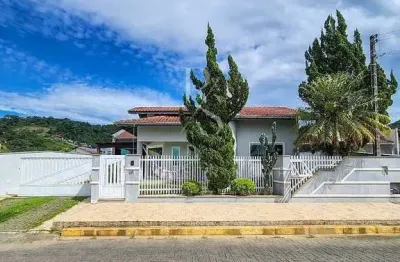 Seu novo capítulo começa aqui: espaçosa casa no amizade, guaramirim!