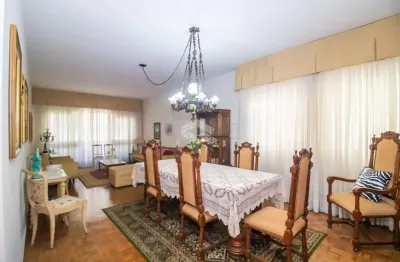 Apartamento com 217,30 m², 3 dorm e 2 vagas de garagem