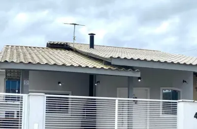 Casa na praia em excelente localização no bairro costeira!