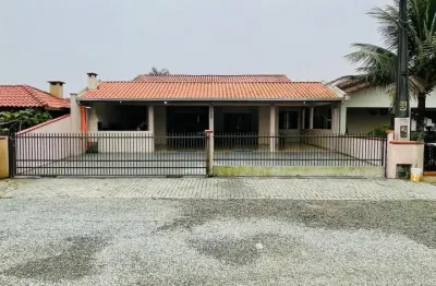 Linda e ampla casa localizada próximo a lagoa na barra do sul