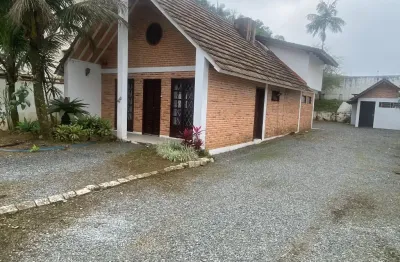 Casa estilo chalé em excelente localização no bairro atiradores
