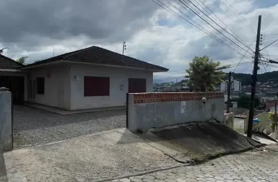 Casa com amplo terreno em ótima localização no bairro iririú