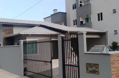 Linda casa com móveis planejados e bem localizada no joão costa