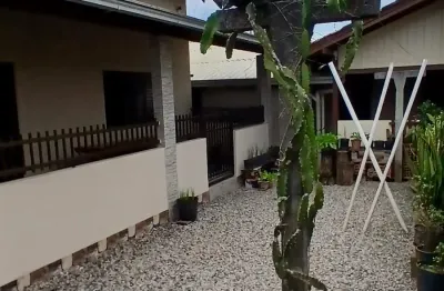 Ampla casa com sala comercial bem localizado na praia do ervino