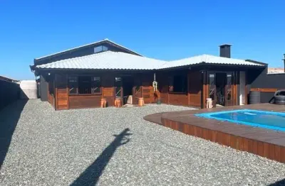 Casa espaçosa e com área de festas pronta para morar na praia do ervino