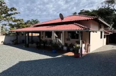 Linda casa com área de festas na praia do ervino em são chico!