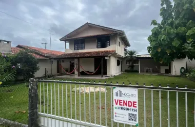 Lindo e amplo sobrado bem localizado próximo a praia do ervino
