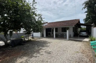 Linda casa com amplo terreno e bem localizada no bairro ubatuba