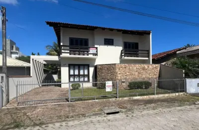 Lindo sobrado bem localizado próximo a praia de itaguaçu!!