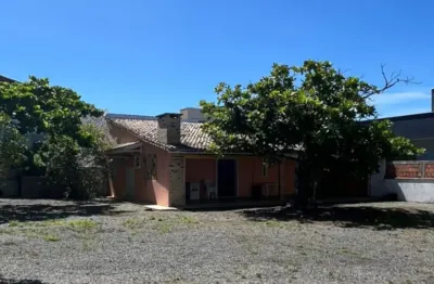 Linda casa com dois lotes e bem próxima a praia de ubatuba em são chico