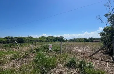 Terreno de frente para o mar e bem localizado na praia do ervino