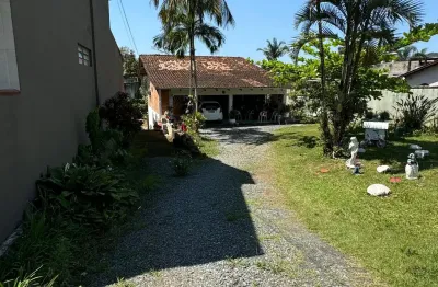 Amplo terreno com construção e bem localizado no bairro iririú