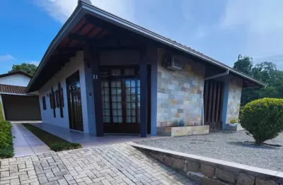 Casa de esquina averbada e bem localizada no bairro glória!