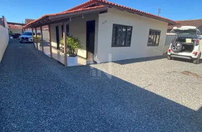 Linda casa com piscina e bem localizada no bairro aventureiro!