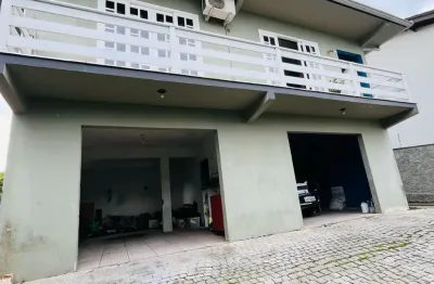 Casa com amplo terreno em ótima localização no bairro floresta