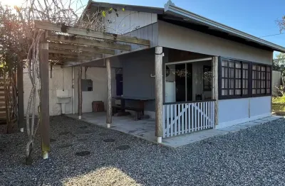 Aconchegante casa localizada bem próxima a praia do ervino