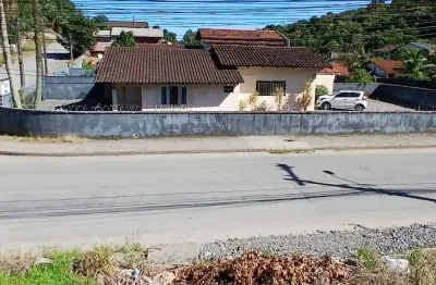 Casa de esquina averbada com amplo terreno no bairro nova brasília