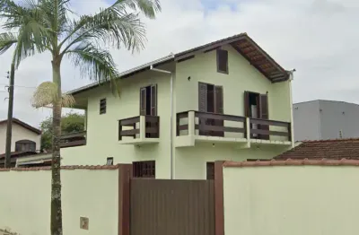 Linda casa em amplo terreno e bem localizada no bairro itaum