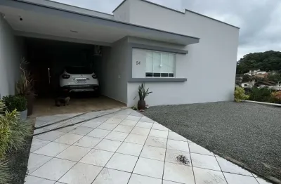 Bela casa com amplo terreno em ótima localização no joão costa