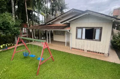 Terreno de esquina com casa em excelente localização no floresta
