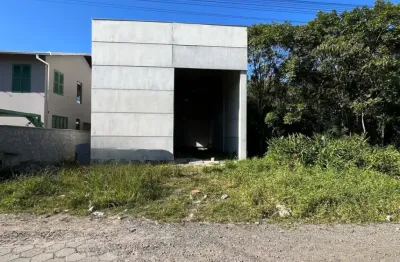 Amplo galpão em construção localizado no centro de araquari