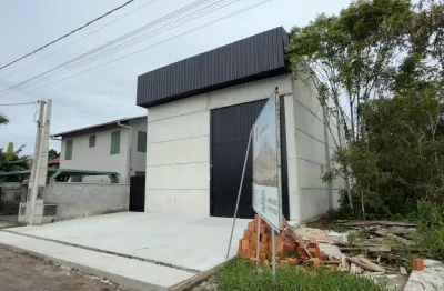 Amplo galpão em construção localizado no centro de araquari