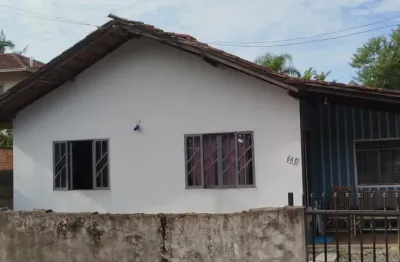 Casa recém-ampliada bem localizada no bairro paranaguamirim