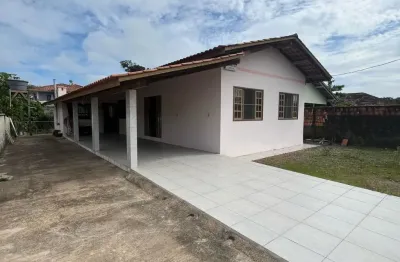 Linda casa localizada perto da praia do ervino em são francisco do sul