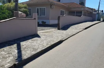 Casa de esquina em excelente localização no bairro joão costa