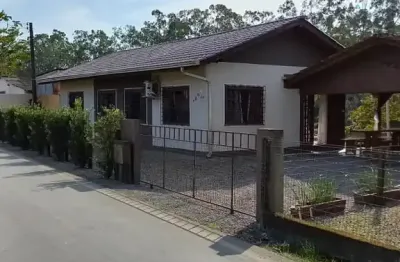 Linda casa com fundos para lagoa em ótima localização no escalvado