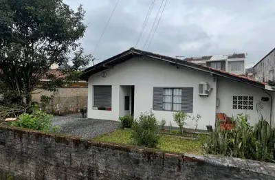 Linda e ampla casa em ótima localização no bairro paranaguamirim