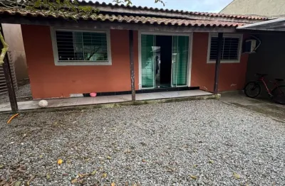 Linda casa com amplo terreno e bem localizada no paranaguamirim