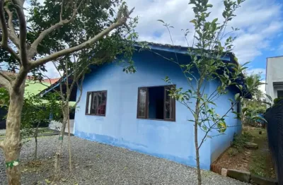 Casa em amplo terreno e ótima localização no bairro aventureiro