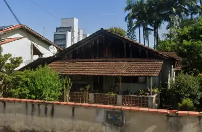 Amplo terreno em ótima localização e casa construída no iririú