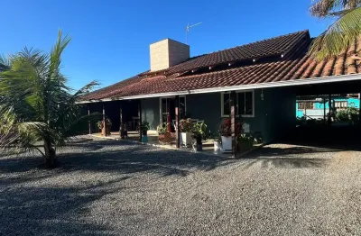 Linda casa na praia com amplo terreno localizada na praia do ervino
