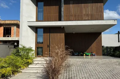 Casa de alto padrão dentro de condomínio fechado em excelente localização