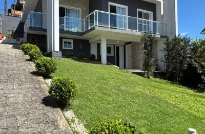 Linda casa com amplo terreno e bem localizada no bairro iririú