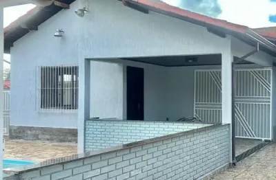 Linda e completa casa em excelente localização no bairro village