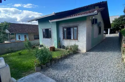 Linda casa com amplo terreno bem localizada no  bairro joão costa