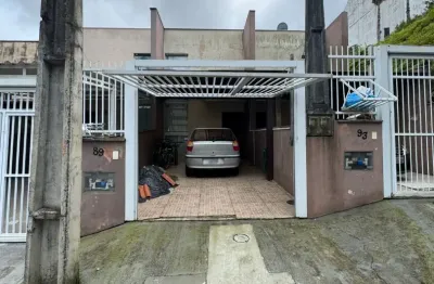 Geminado com móveis planejados em ótima localização no joão costa